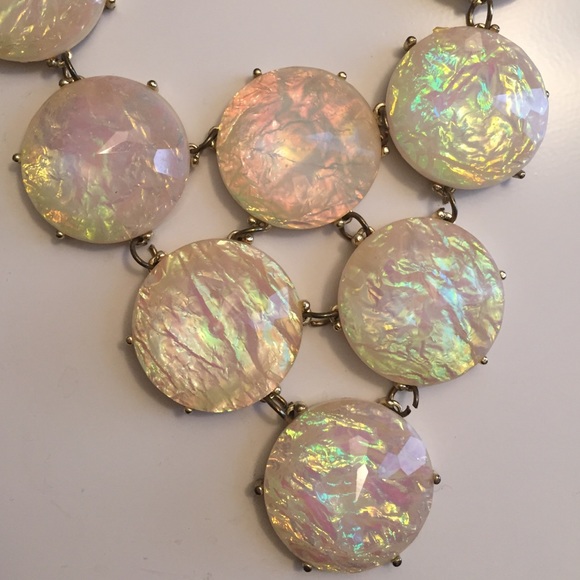 White necklace - Picture 2 of 3