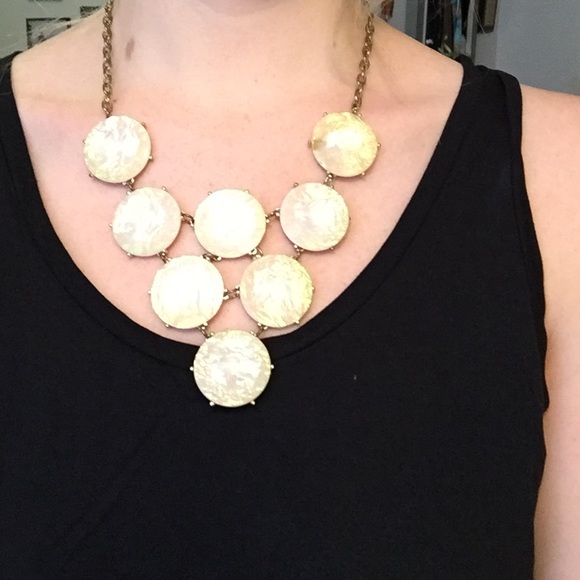 White necklace - Picture 3 of 3