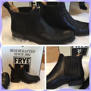 🎉🎈HP 3-22-16🎈🎉Frye Phillip Chelsea Boots