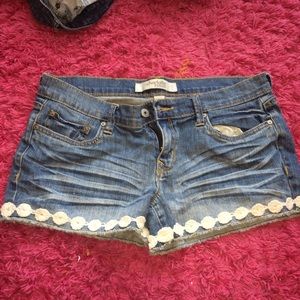 crochet pattern on jean shorts