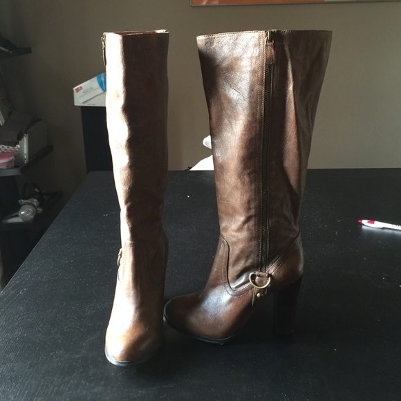 100% Leather riding boots with heel.