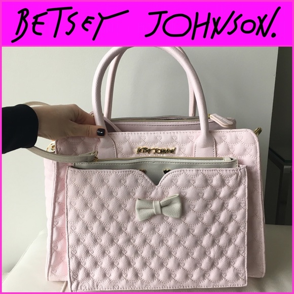 Betsey Johnson Handbags - 💝Betsey Johnson Blush Pink Tote and Pouch!!!💝