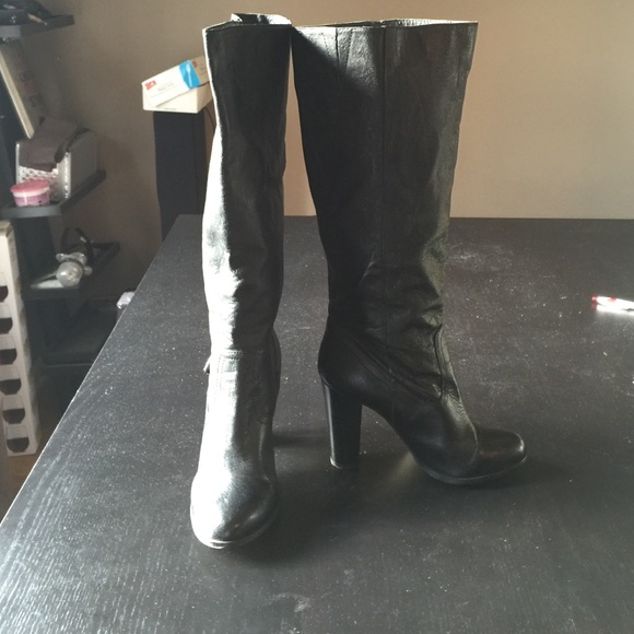 100% leather riding boots with heel.