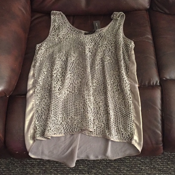 Cute, never-worn loose-fitting tank!