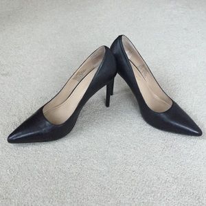 Kenneth Cole leather pumps great condition
