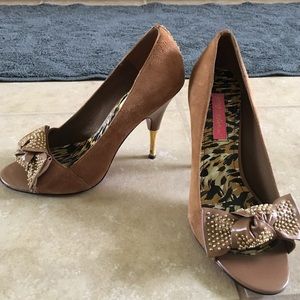 Brown suede Betsy Johnson heels
