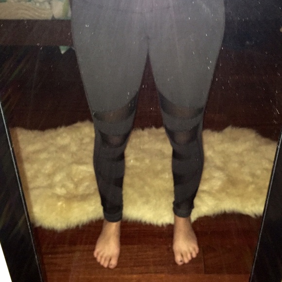 SOLD! Lululemon Wunder Under Tech Mesh - Picture 4 of 4