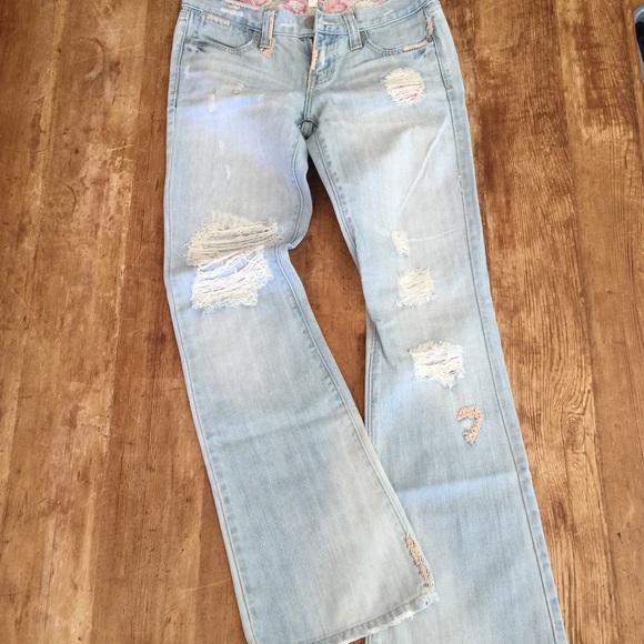 ABERCROMBIE FLOWER RIPPED JEANS