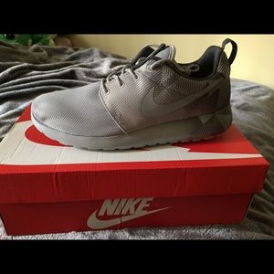 Nike roshes men's size 8