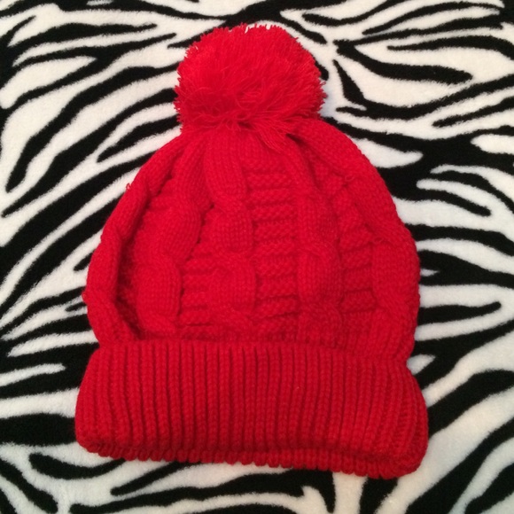 Red pom pom beanie🎅🏼❤️