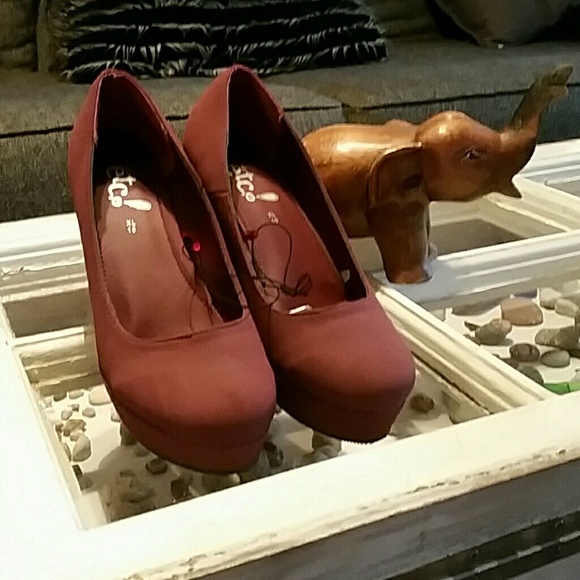 Maroon wedges