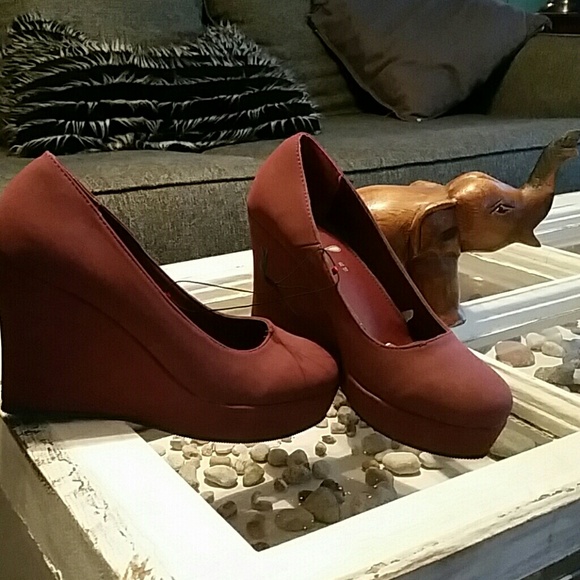 Maroon wedges - Picture 2 of 3