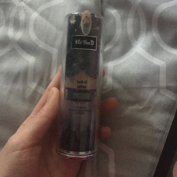 Kat Von D lock it tattoo foundation