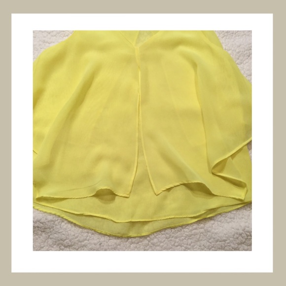 Sleeveless Blouse - Picture 2 of 4