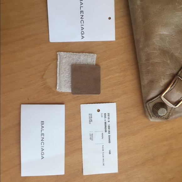 Authentic BALENCIAGA Agneau Giant Envelope Clutch - Picture 5 of 8