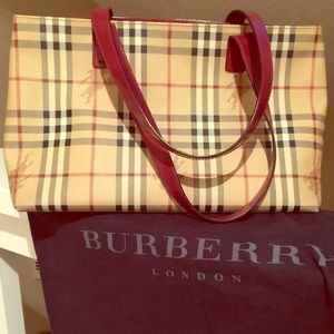 Authentic Burberry Purse - Classy 👜