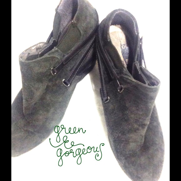 Posh Resale Suede green Urban Outfitters booties