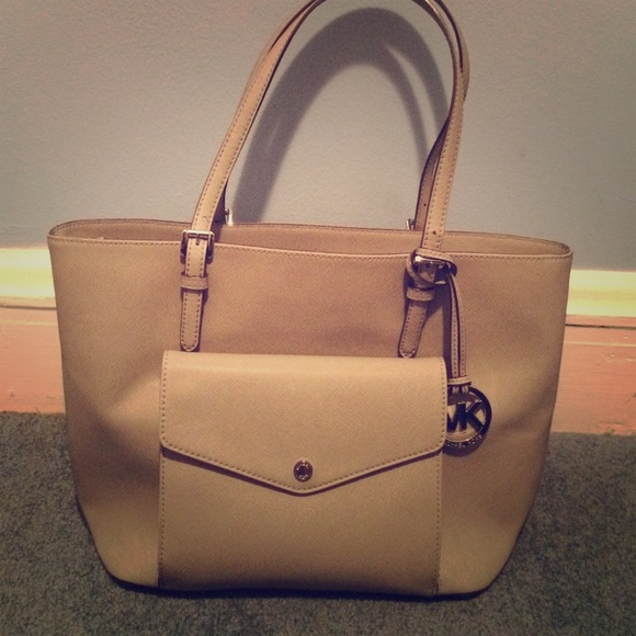 Michael Kors Handbags - ❗️Price Drop ❗️Michael Kors Jet Set Travel Tote