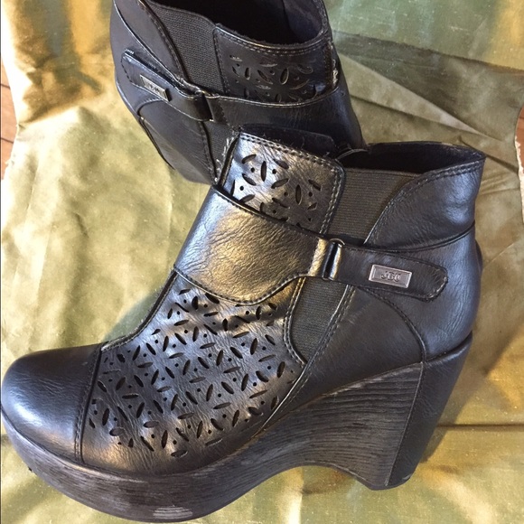 4" black wedge bootie