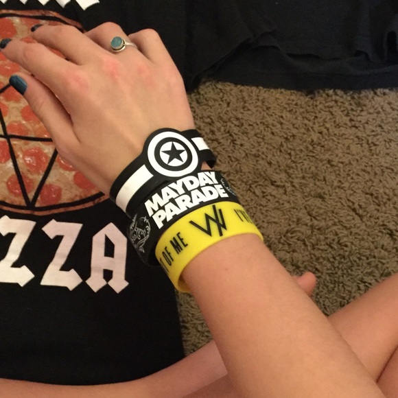 hot topic bundle - Picture 2 of 2