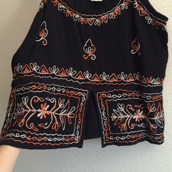 🚫SOLD🚫 Embroidered Festival Top - Picture 2 of 4