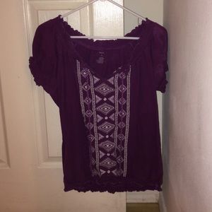 purple v-neck t- shirt