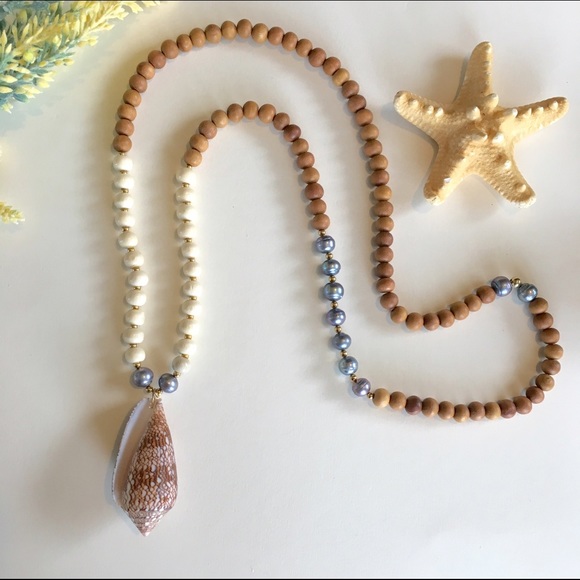 Jewelry - Sandalwood shell necklace