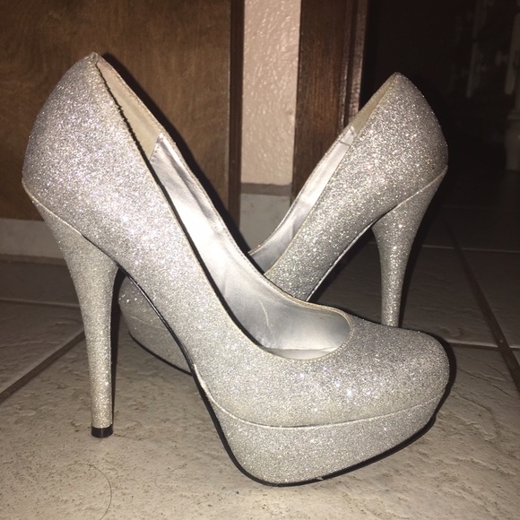 Sparkly silver pumps!