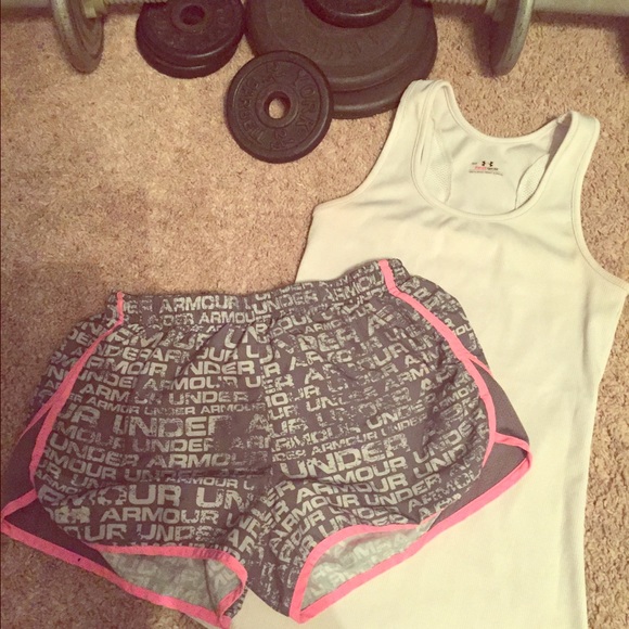 Under Armour shorts and UA heat gear tank top💪👊