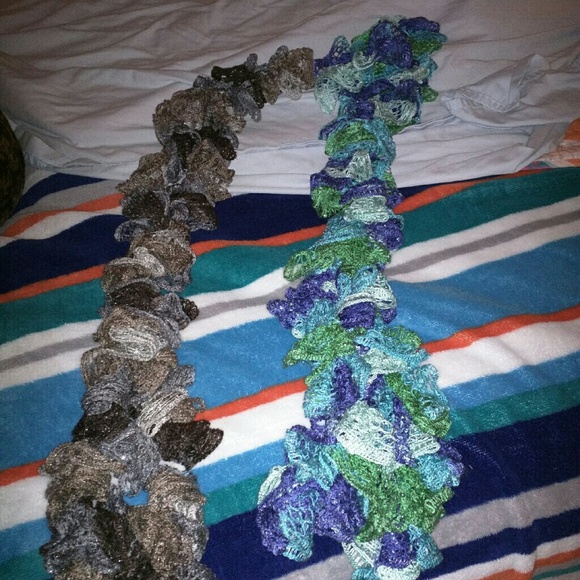 Set of two ruffle scarves - Picture 1 of 1