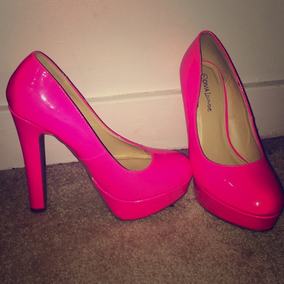 Neon Pink Pumps!!