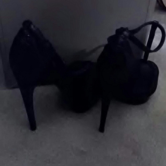 BCBGMAXAZRIA PLATFORM HEELS - Picture 3 of 3