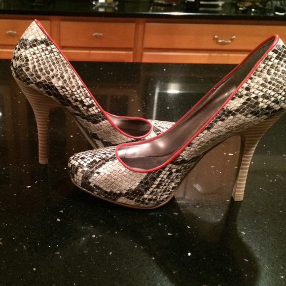 Guess Shoes - Picture 2 of 4