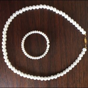 Pearl necklace and bracelet