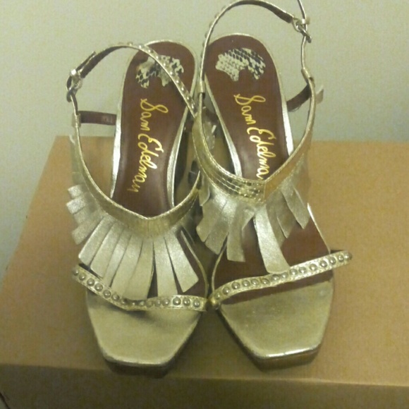 Cute pair of wedges size 10 fits like a 9