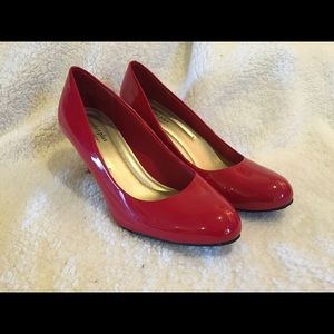 Red pumps
