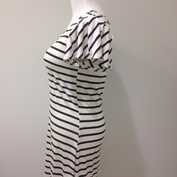 V-neck dress with black stripes - Picture 2 of 4