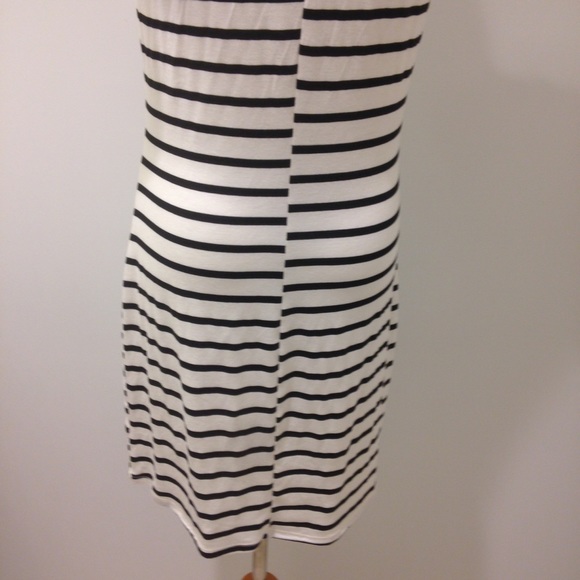 V-neck dress with black stripes - Picture 4 of 4