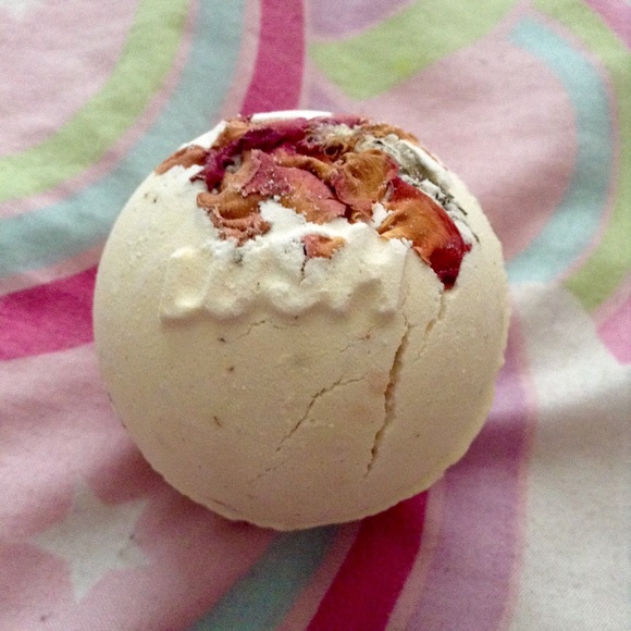 Romance in a Stone bath bomb - Picture 1 of 1