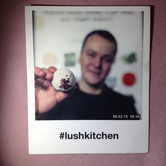 Romance in a Stone bath bomb - Picture 2 of 2