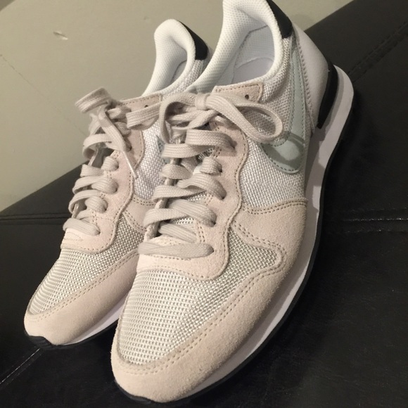 WOMENS Nike Internationalist Size 6