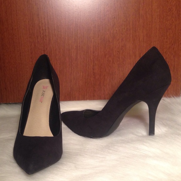 Classic black pointed heel 👠