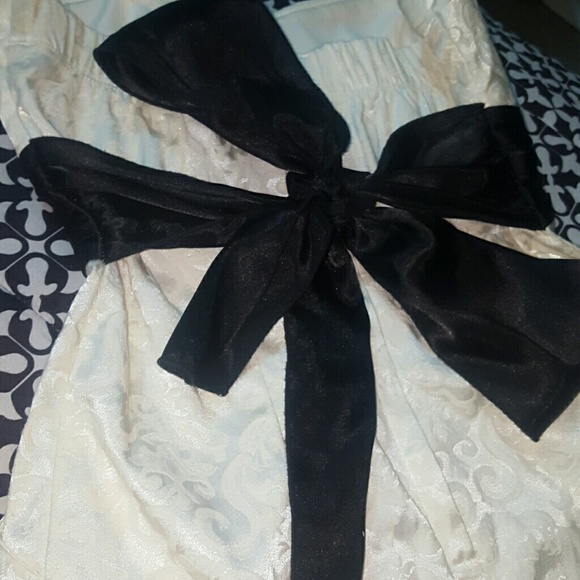 Dress - Picture 3 of 4