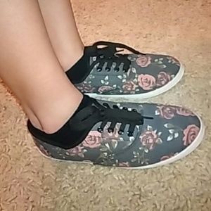 Cute floral grey shoes!