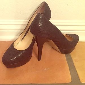 Black platform pump
