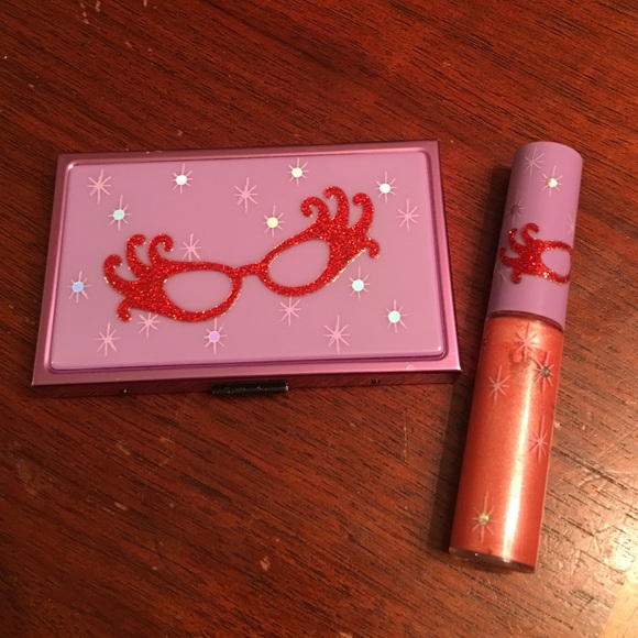 MAC limited edition Dame Edna
