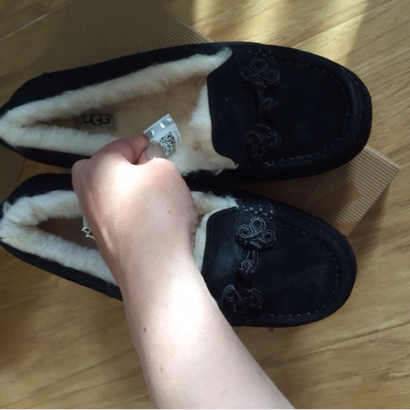 UGG SUKI AUTHENTIC MOCASSINS SZ 7 NEW - Picture 4 of 4