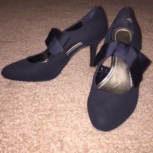 Cute Black Heels w a Bow