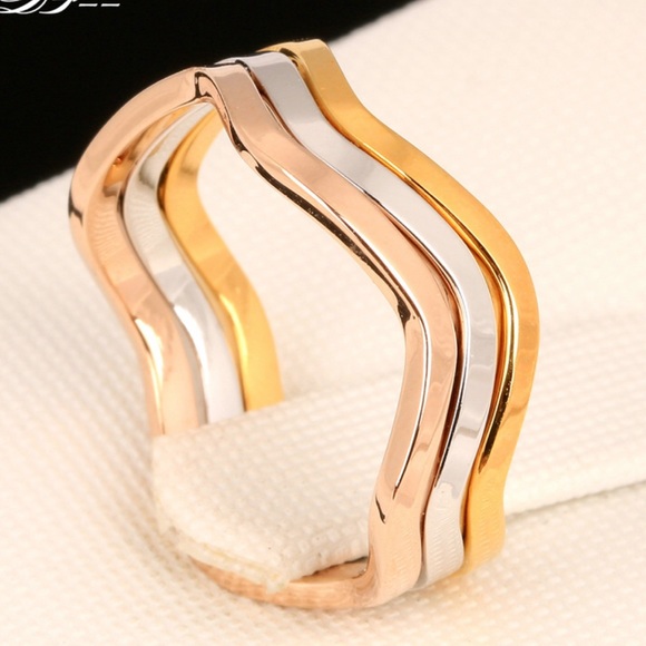 Jewelry - Gold/rose gold plated ring size6
