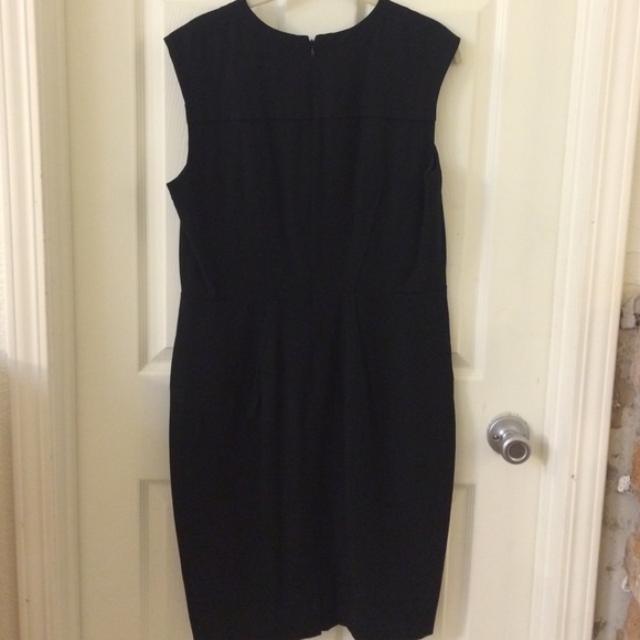 Ann Taylor LBD Sz 10 flattering darts cute pockets - Picture 2 of 4
